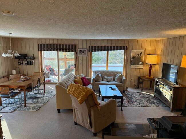 Foto del edificio - 127 Mountain Ridge Rd