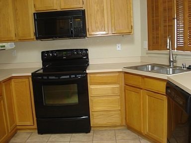 Building Photo - 2262 La Paloma Dr