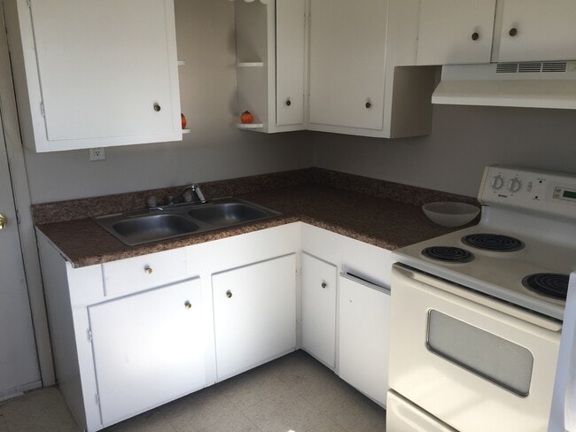 Building Photo - Available Now! West End of Town! Close to ...