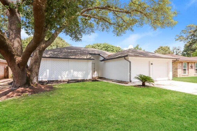 Building Photo - 2515 N Spring Dr