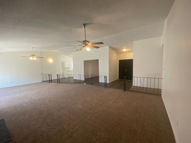 Building Photo - Spacious home in Lemoore