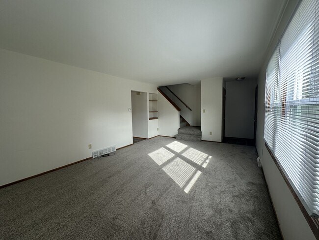 Foto del edificio - Spacious Townhouse in Greenfield!