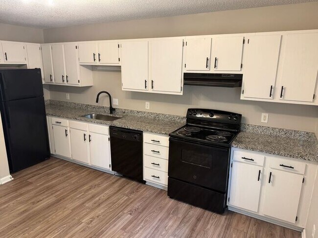 Foto del edificio - Red-Hot Summer Sale!!! Renovated 2-bedroom townhome in Kannapolis