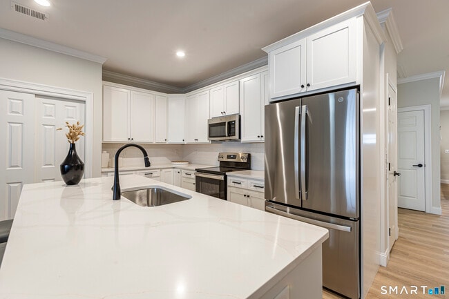 Foto del edificio - 7 Loomis Rd