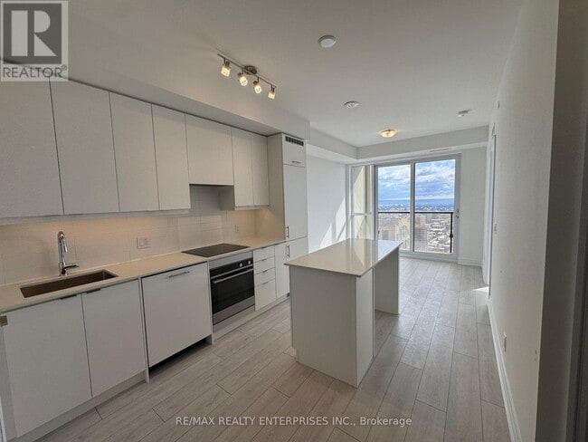 Photo du bâtiment - 30 Elm Dr W