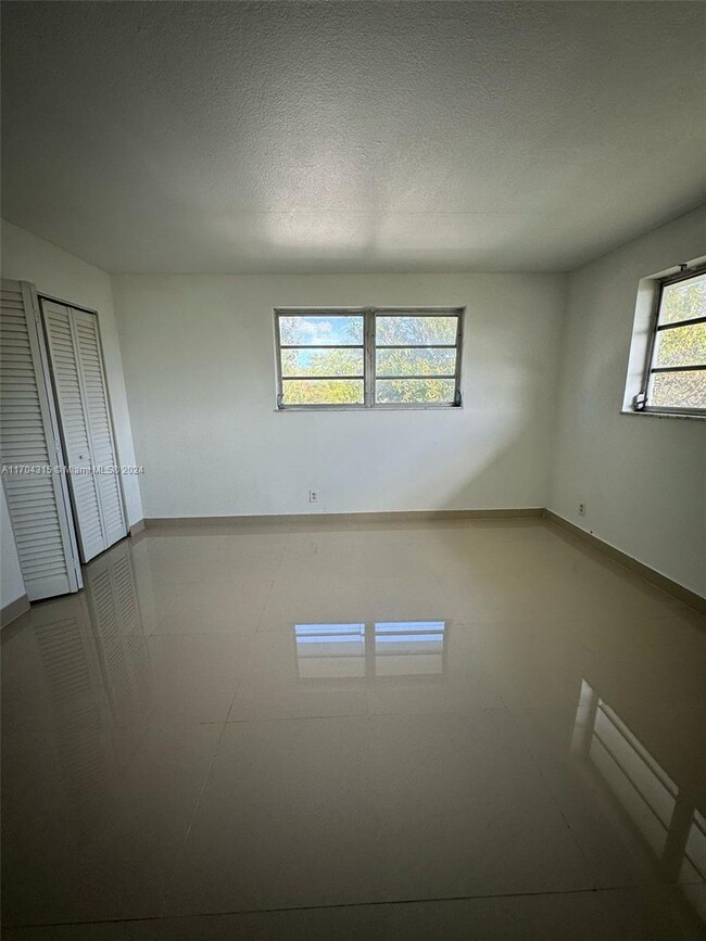 Building Photo - 1 bedroom in Hallandale FL 33009