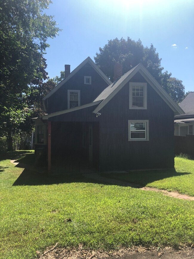 Building Photo - Private 5 Bedroom House