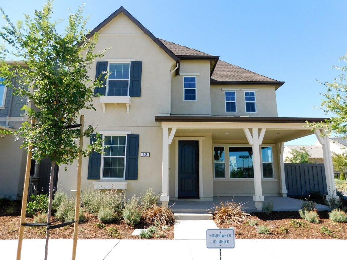 Primary Photo - Beautiful 5 bedroom home in the Cannery Ne...
