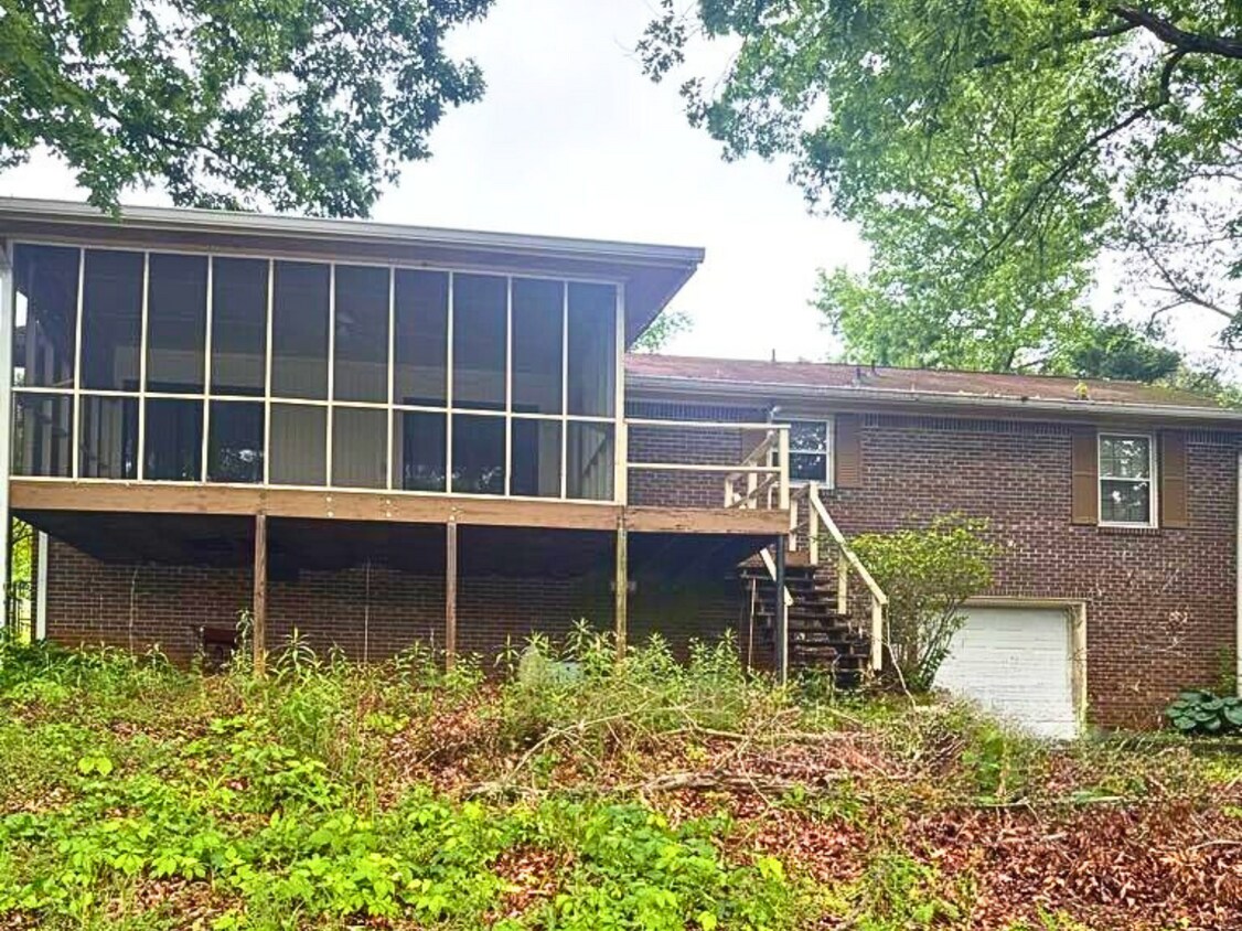 Building Photo - 378 Lakeshore Dr