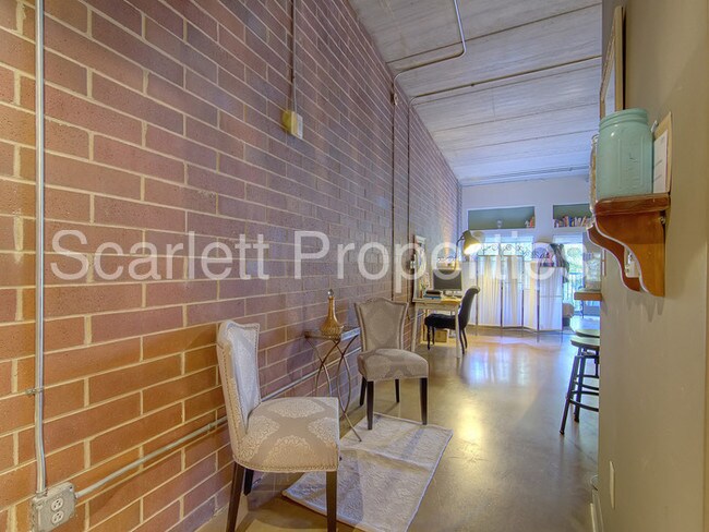 Foto del edificio - Amazing Industrial Studio at 626 N Graham!