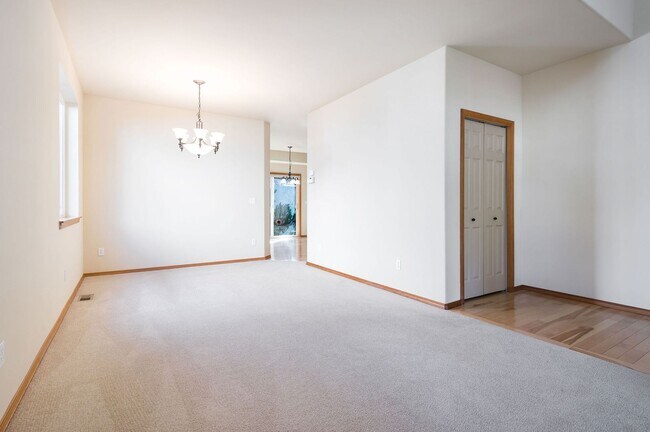 Building Photo - Charming Lynnwood Home with Modern Comfort...