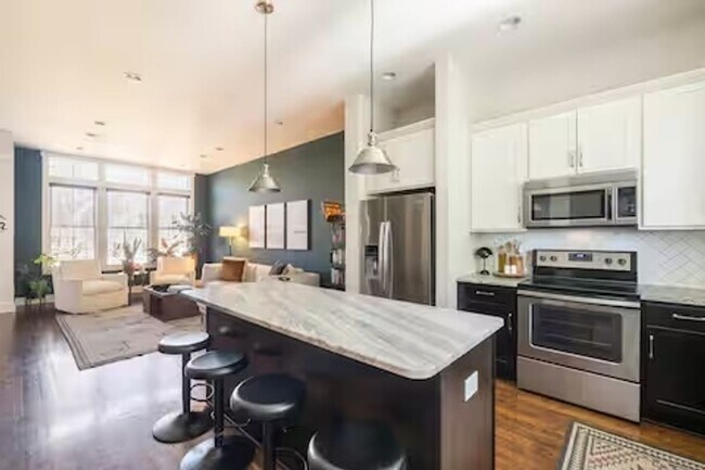 Foto del edificio - Spacious 3BR Condo in Nashville
