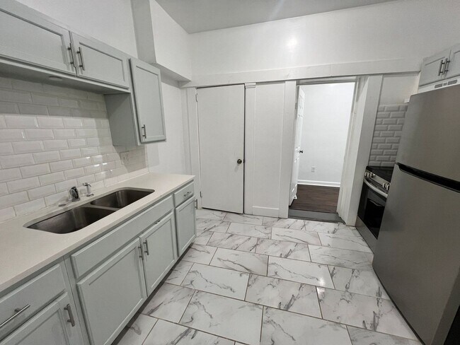 Foto del edificio - Stylish 2-Bedroom Unit Featuring Decorative Fireplace