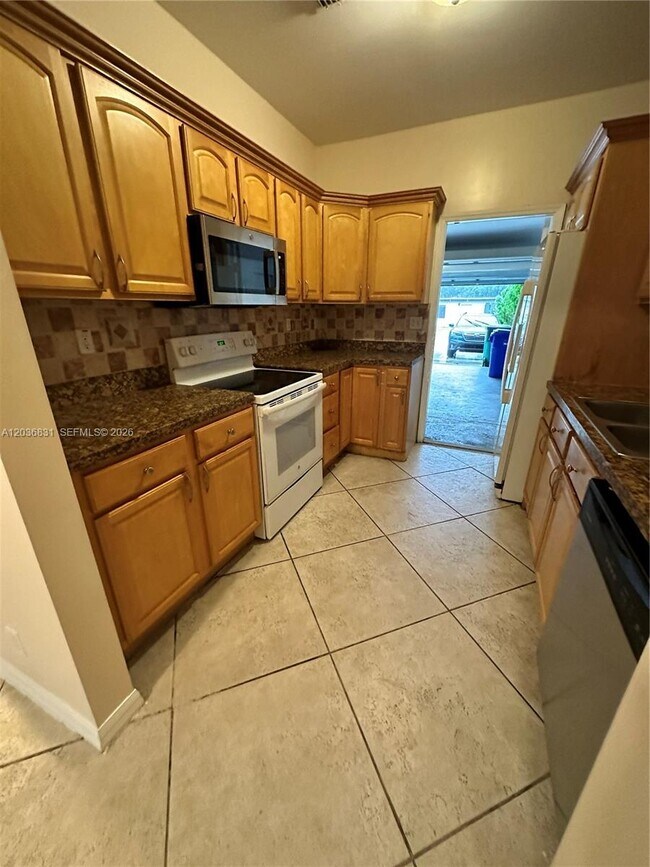 Foto del edificio - 2988 NW 7th Ct