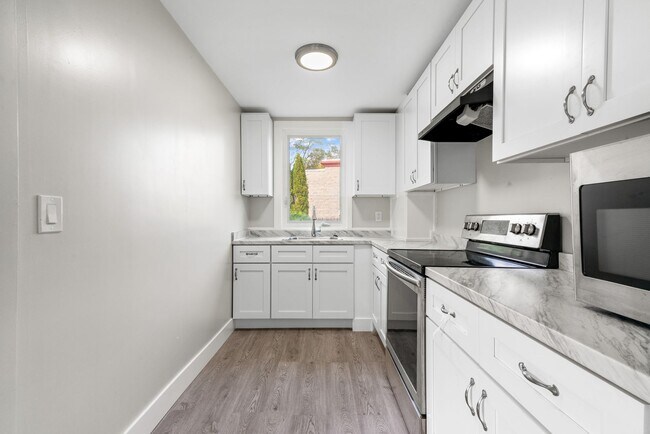 Foto del edificio - Spacious 3-Bedroom Home with Sunroom & Off-Street Parking in Johnston!