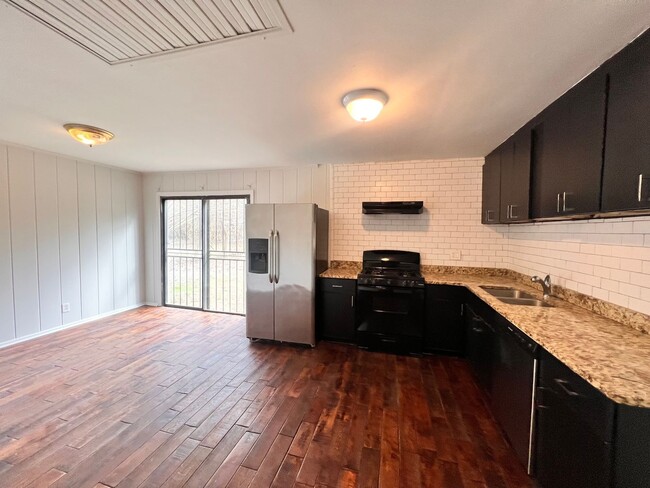 Foto del edificio - Great Natural light, Great yard