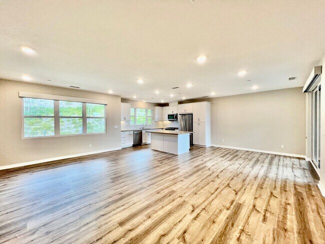 Building Photo - Beautiful Newly Built 3B/3BA w/ 2 Car Gara...