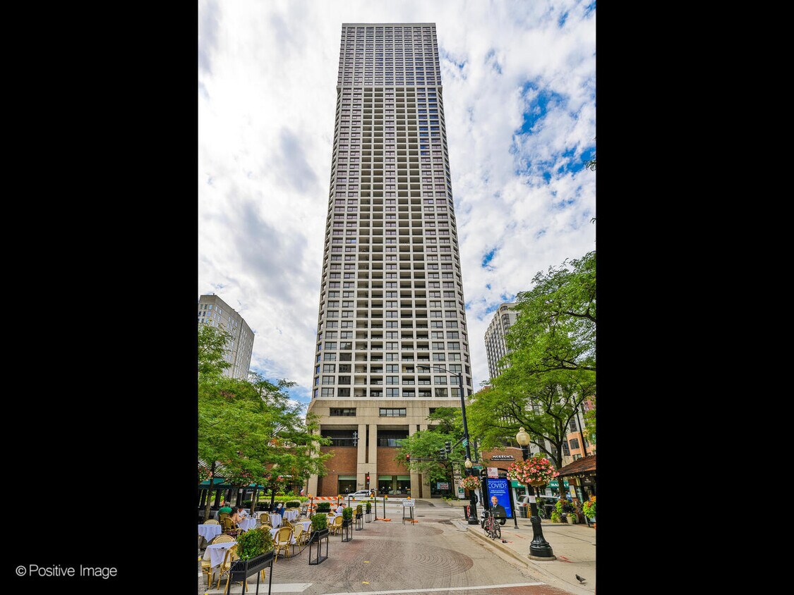 Foto principal - 1030 N State St
