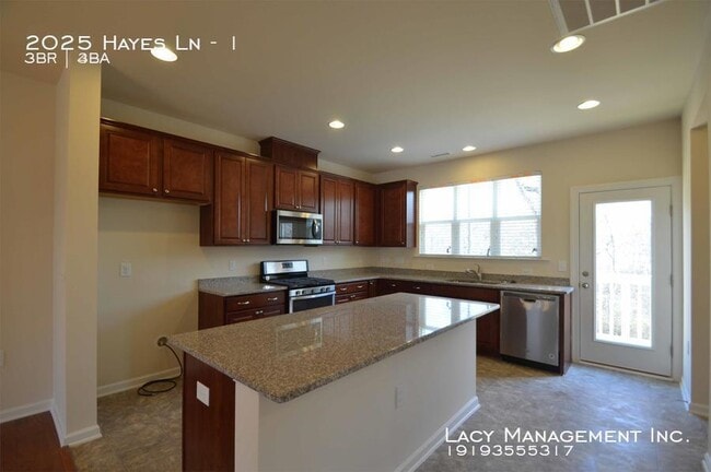 Foto del edificio - 2025 Hayes Ln