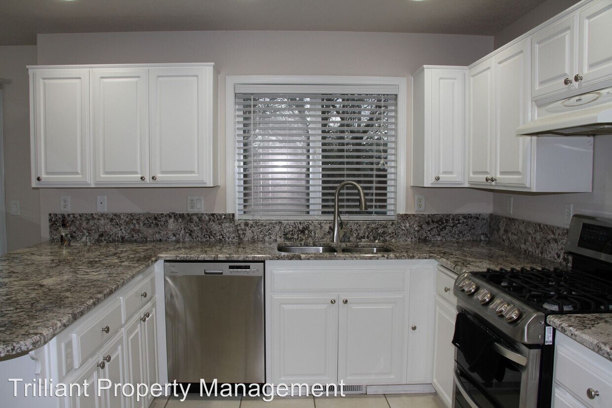Primary Photo - 4 br, 2.5 bath House - 7575 Broken Top Ave NE