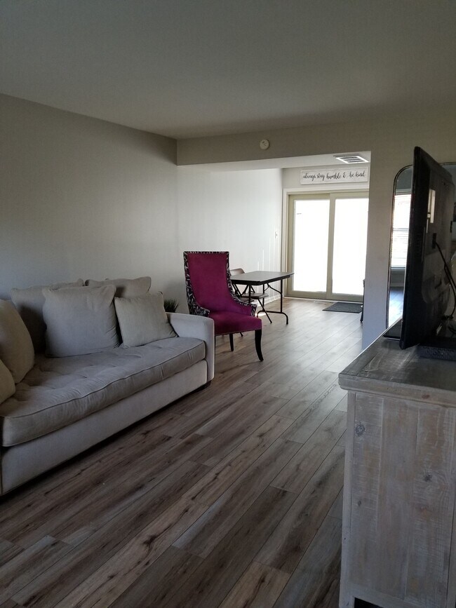 Foto del edificio - 966 Chatham Ln