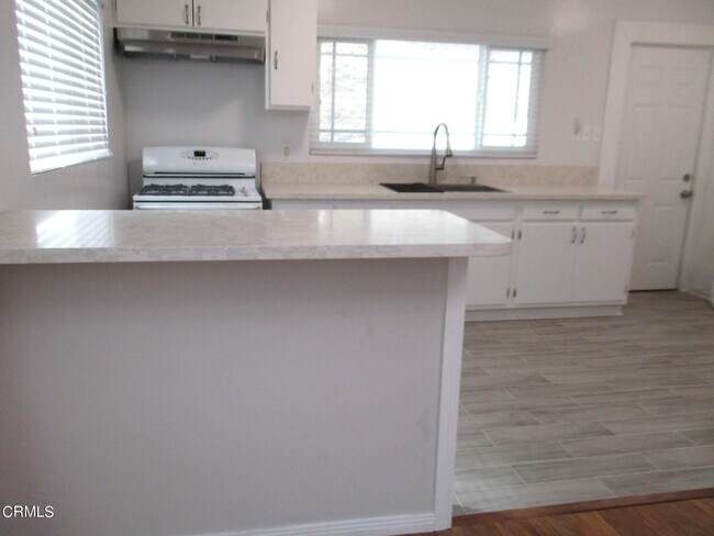 Foto del edificio - 3860 York Blvd