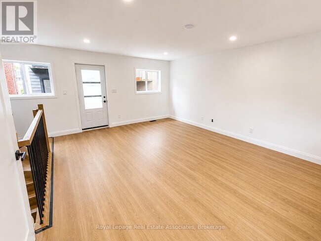Photo du bâtiment - 17 White Ave