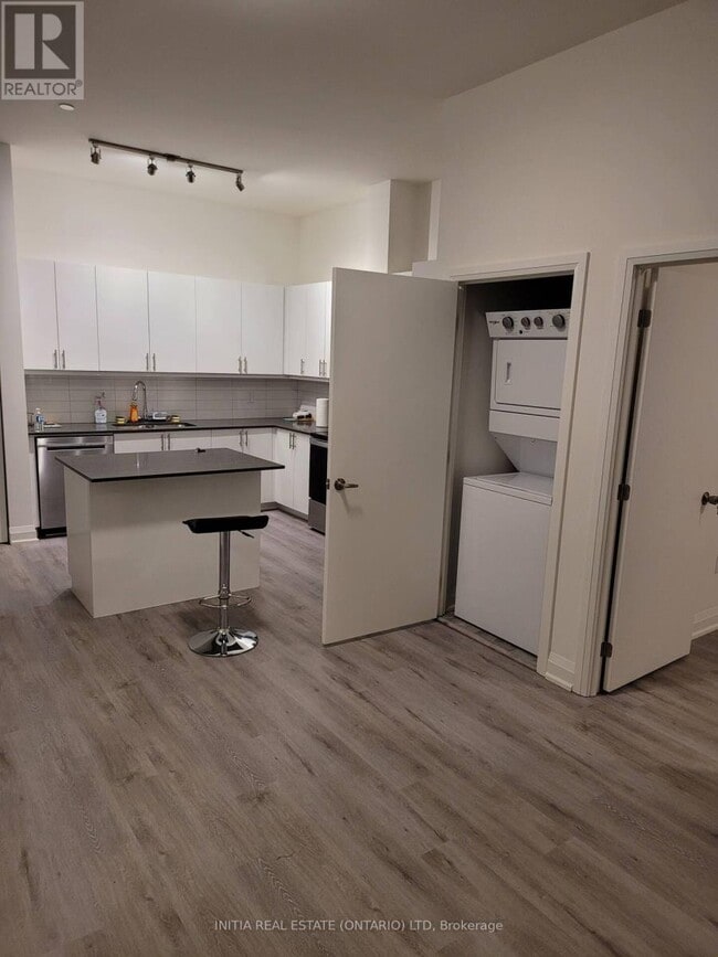 Photo du bâtiment - 58 Lakeside Ter