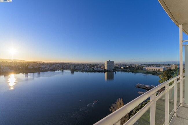 Foto del edificio - 1 Lakeside Dr