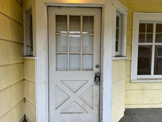 Foto del edificio - Large 4 bedroom, 1.5 bathroom farm house on River Rd!