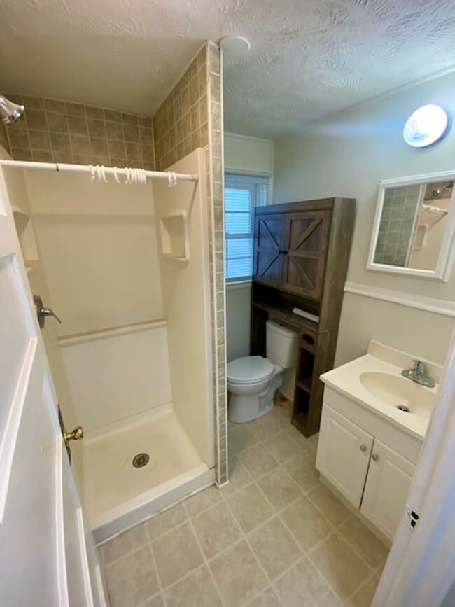 Building Photo - 1-Bedroom, 1-bathroom Apartment