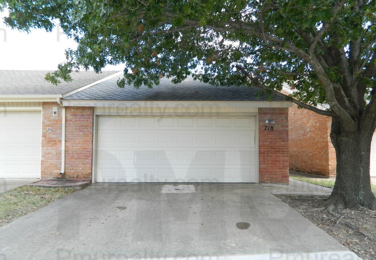 Foto principal - COMING SOON! Gorgeous 3+ Bed 2-Bath Townho...