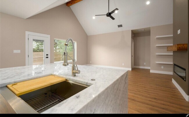 Foto del edificio - 4808 Dry Creek Rd
