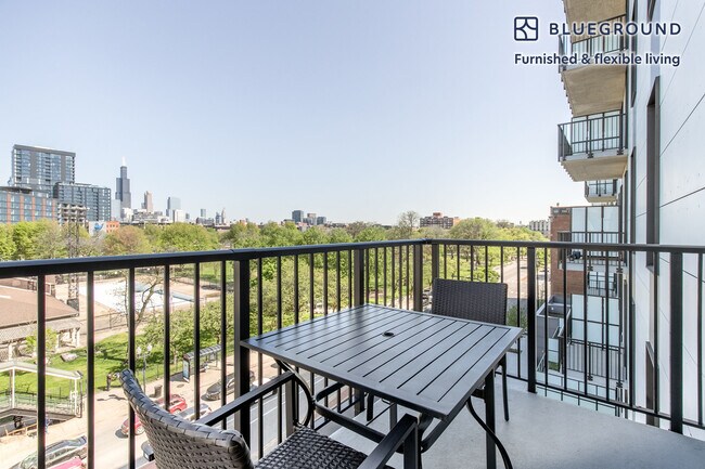 Foto del edificio - 150 N Ashland Ave