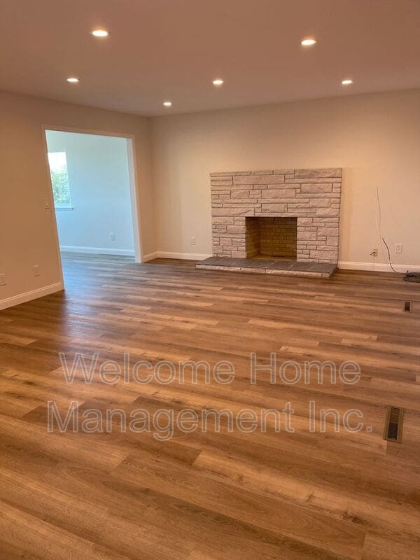 Building Photo - 16233 San Remo Dr