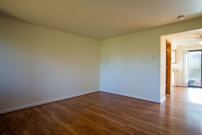 Foto del edificio - Updated Townhouse with Garage, Patio, DW, WD + FIREPLACE!!