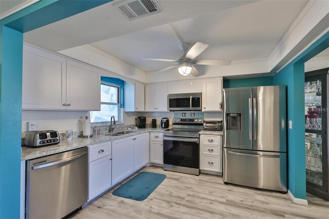 Building Photo - 4550 Cove Cir