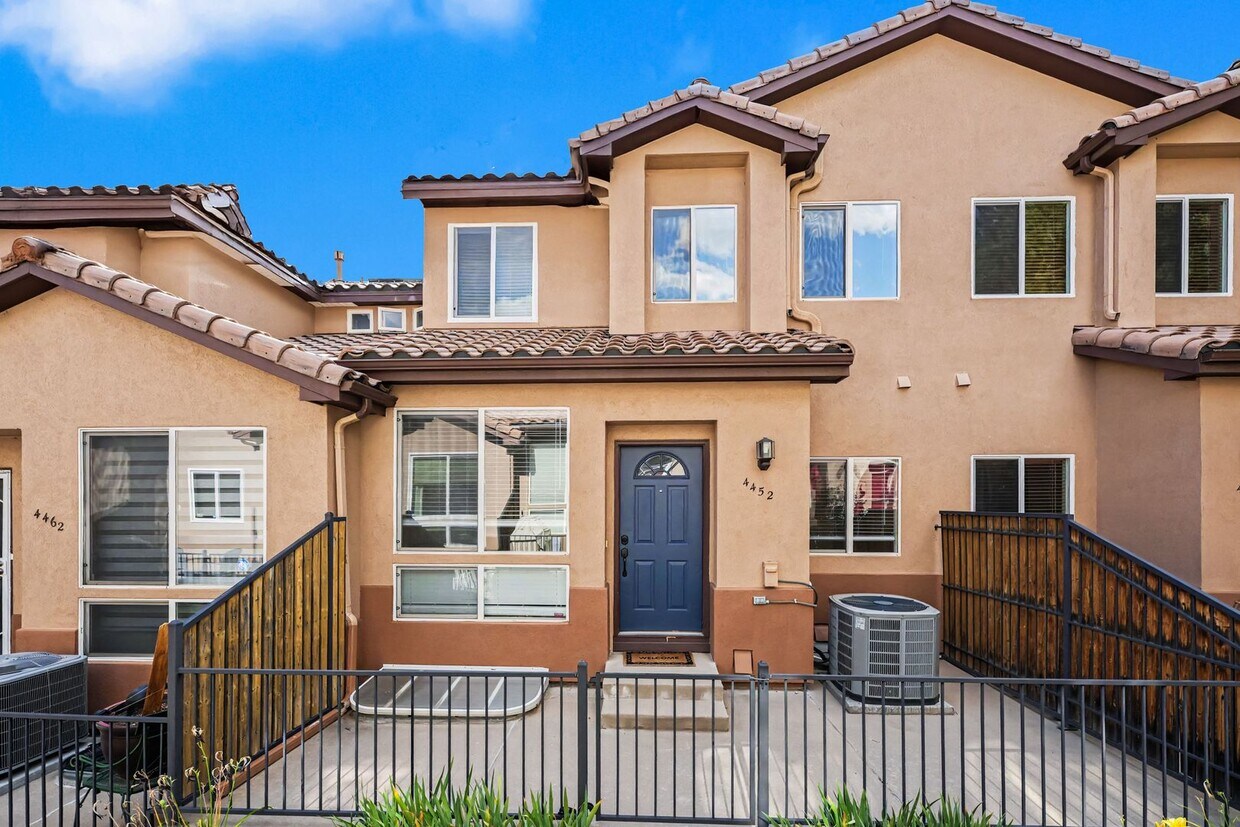 Spacious 3 Bed 2.5 Bath in the heart of Aurora! - Spacious 3 Bed 2.5 Bath in the heart of Aurora!