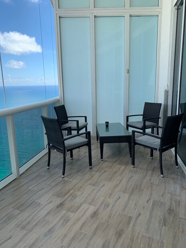 Foto del edificio - 15811 Collins Ave