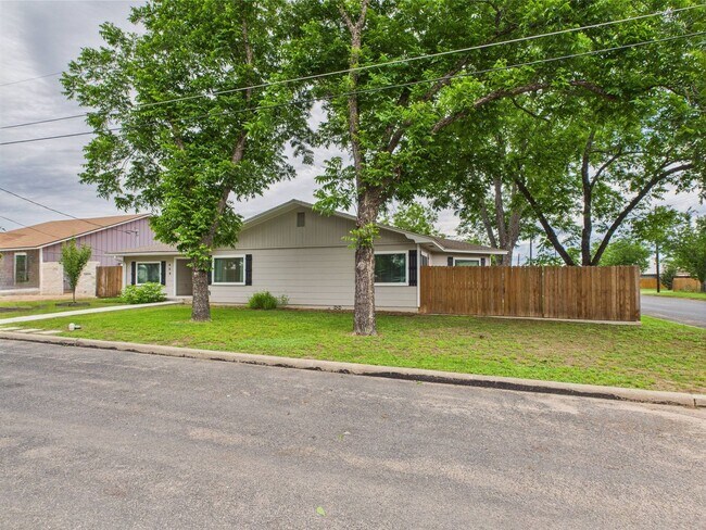 Foto del edificio - Charming 3-Bedroom Retreat with 2 Full Baths in the Heart of Fredericksburg!