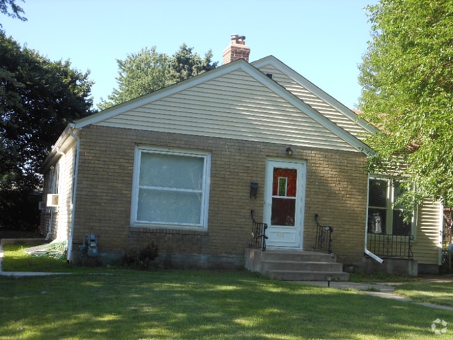 Building Photo - 412 W 64th St