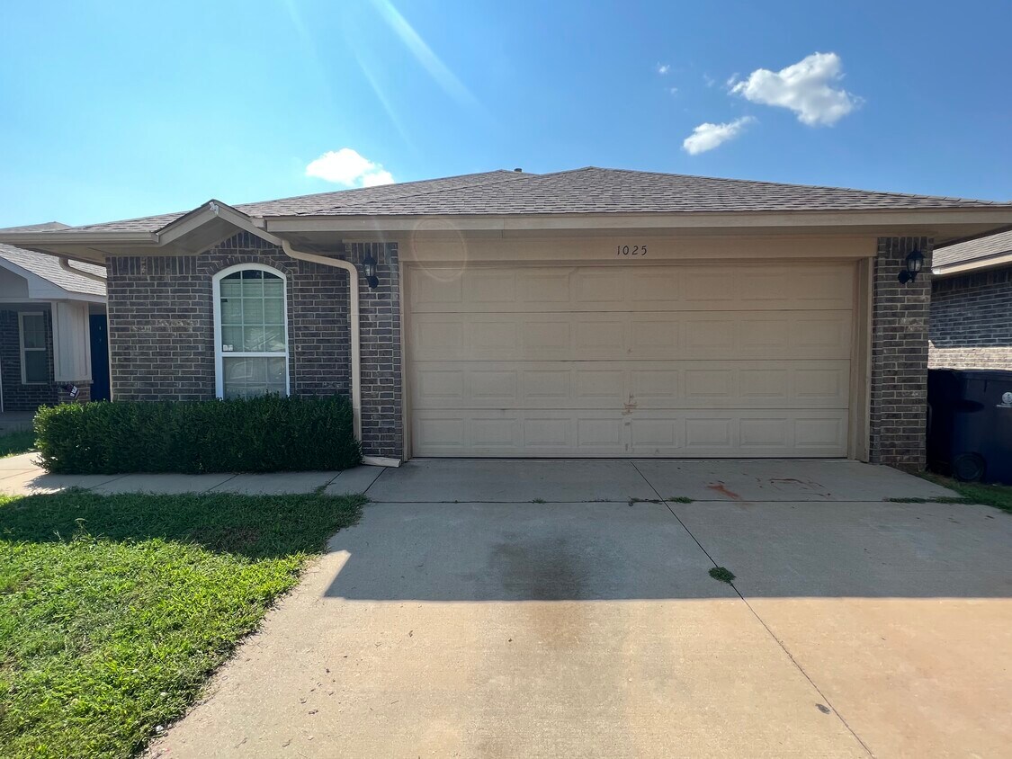 1025 Denmark St, Yukon, OK 73099 House Rental in Yukon, OK