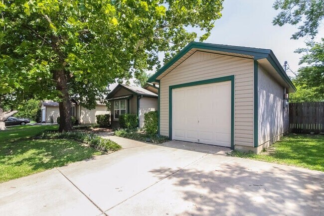 Building Photo - 1504 Colonnade Dr
