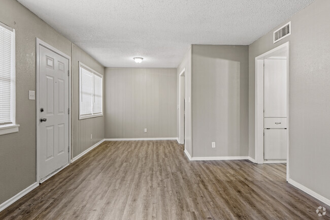 2BR, 1BA - 750SF (2/1A) - Living Room - Magnolia Garden