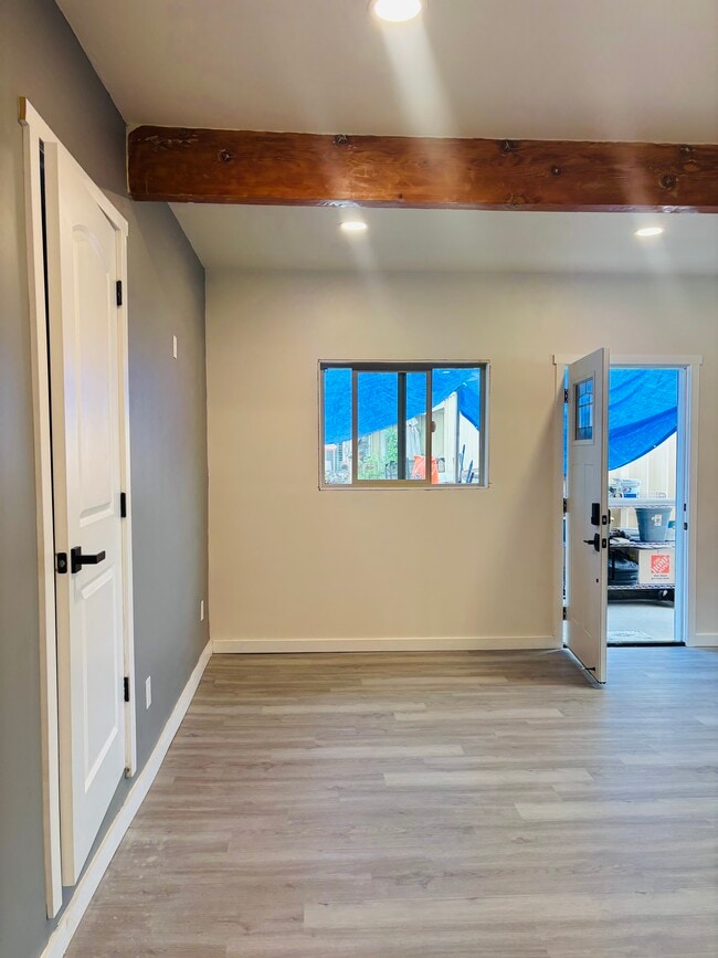 Foto del edificio - 1550 N Cypress Ave