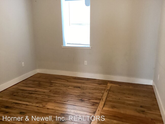 Building Photo - 2 br, 1 bath House - 112 West Irvin Street...