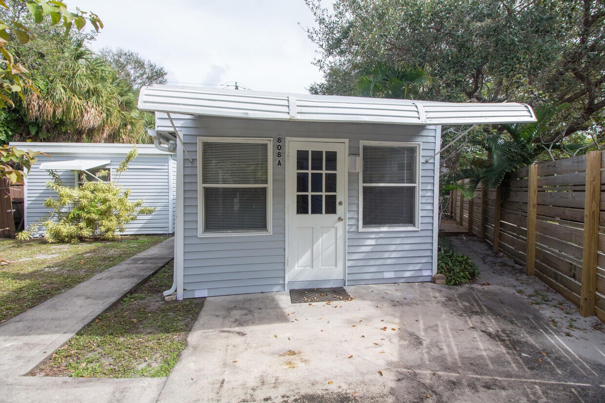 Primary Photo - 808 N Palmway