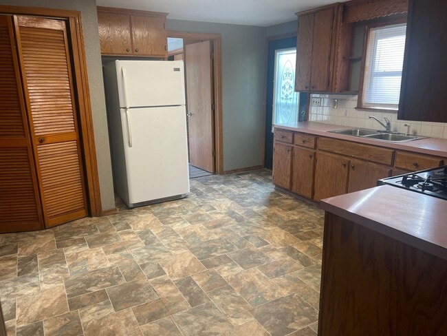 Building Photo - comfortable and convenient : 3-bedroom, 1-bathroom