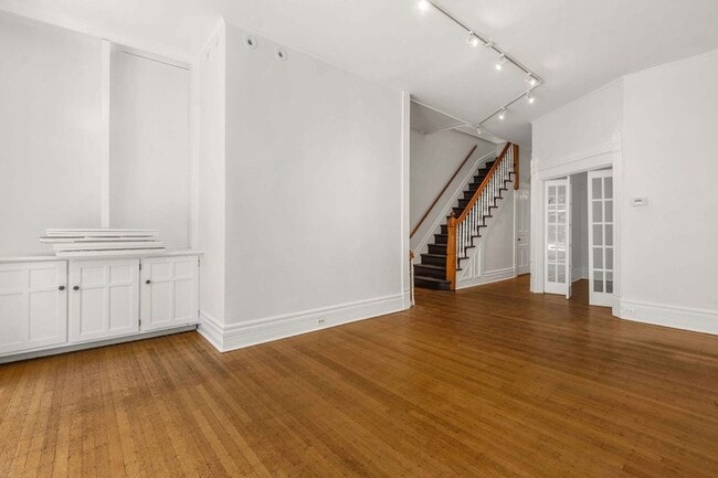 Building Photo - 532 W Fullerton Pkwy