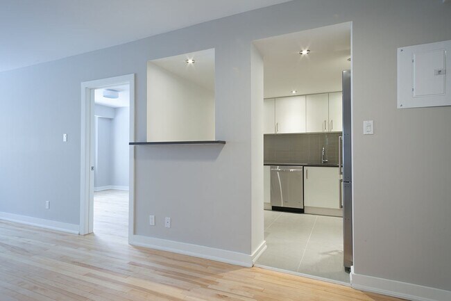Building Photo - 3495 Rue de la Montagne